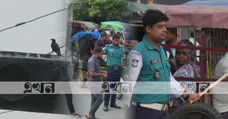 অকেজো ট্রাফিক লাইট, লাঠির ইশারায় চলছে রাজশাহীর ট্রাফিক ব্যবস্থা